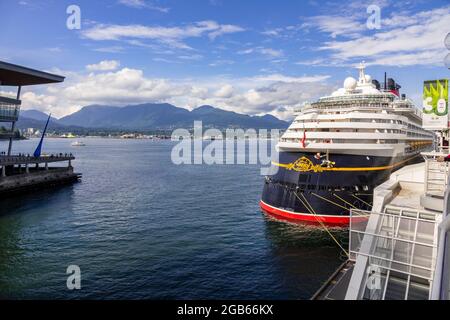 Nave da crociera Disney Wonder e Centro Congressi di Vancouver Vancouver, Columbia Britannica Foto Stock