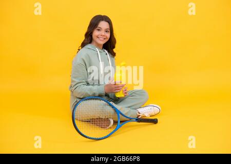 la ragazza si rilassa dopo l'allenamento sportivo. è dedicata al fitness. tennista o badminton. Foto Stock