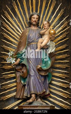 VIENNA, AUSTIRA - JUNI 17, 2021: La statua di San Giuseppe scolpita nella chiesa barocca Alserkirche. Foto Stock