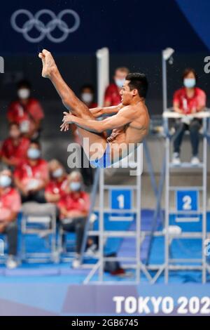 Tokyo, Giappone. 2 agosto 2021. JONATHAN RUVALCABA (DOM) compete nel preliminare della Springboard da 3 m per uomini durante i Giochi Olimpici di Tokyo 2020 al Tokyo Aquatics Center. (Immagine di credito: © Rodrigo Reyes Marin/ZUMA Press Wire) Foto Stock