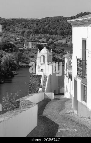 Vista di Mertola la città e il fiume Guadiana su conoscenze acquisite e brevetti derivati in Alentejo, Portogallo Foto Stock