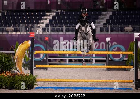 T'qual, TO - 02.08.2021: TOKYO 2020 OLYMPIAD TOKYO - Oliver Townend con LA CLASSE BALLAGHMOR durante il Concorso di Equitazione completo (individuale) ai Giochi Olimpici di Tokyo 2020 svoltisi nel 2021, la partita si è tenuta al Parco Equestre di Tokyo, Giappone. (Foto: Richard Callis/Fotoarena) Foto Stock