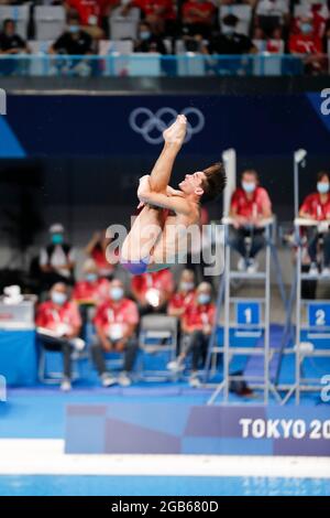 Tokyo, Giappone. 2 agosto 2021. TYLER DOWNS (USA) compete nel preliminare della Springboard da 3 m per uomini durante i Giochi Olimpici di Tokyo 2020 al Tokyo Aquatics Center. (Immagine di credito: © Rodrigo Reyes Marin/ZUMA Press Wire) Foto Stock