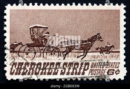 STATI UNITI D'AMERICA - CIRCA 1968: Un francobollo stampato negli Stati Uniti mostra Homesteaders Racing a Cherokee Strip, 75 ° anniversario dell'apertura del Foto Stock