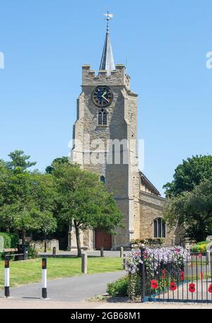 Chiesa parrocchiale di San Pietro e San Paolo e monumento ai caduti, High Street, Chatteris, Cambridgeshire, Inghilterra, Regno Unito Foto Stock