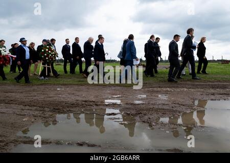 Brzezinka, Polonia. 02 agosto 2021. Un gruppo di persone è visto a piedi lungo il percorso presso l'ex campo Auschwitz II Birkenau.Roma e Sinti Genocide Remembrance Day. 77 anni fa, nella notte dal 2 al 3 agosto 1944, i tedeschi hanno liquidato il campo per gli zingari (Zigeunerfamilienlager) a KL Auschwitz II Birkenau. L'anniversario è stato organizzato presso l'ex campo Auschwitz II-Birkenau. Credit: SOPA Images Limited/Alamy Live News Foto Stock