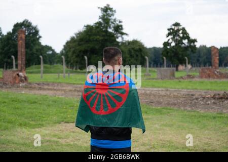 Brzezinka, Polonia. 02 agosto 2021. Uno zingaro visto in piedi presso l'ex campo Auschwitz II Birkenau.Roma e Sinti Giornata della memoria del genocidio. 77 anni fa, nella notte dal 2 al 3 agosto 1944, i tedeschi hanno liquidato il campo per gli zingari (Zigeunerfamilienlager) a KL Auschwitz II Birkenau. L'anniversario è stato organizzato presso l'ex campo Auschwitz II-Birkenau. (Foto di Wojciech Grabowski/SOPA Images/Sipa USA) Credit: Sipa USA/Alamy Live News Foto Stock