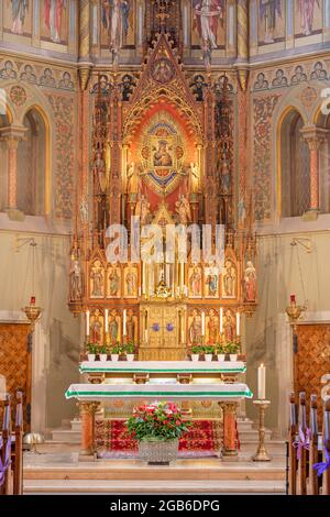 VIENNA, AUSTIRA - GIUNI 24, 2021: Presbiterio e Madonna sull'altare nella chiesa Marienkirche di Massimiliano Schmalzl dal 19. Sec. Foto Stock