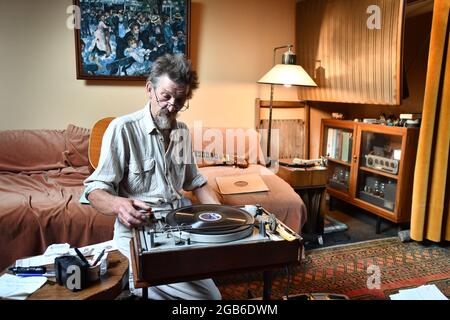 Uomo che suona dischi in vinile su un vecchio giradischi in una scena retrò classica Gran Bretagna, Regno Unito. Lettore di registrazioni musicali che registra hi-fi. Foto DAVID BAGNALL Foto Stock