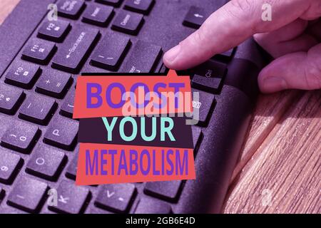 Visualizzazione concettuale amplifica il metabolismo, parola scritta sul processo del corpo usa per fare e bruciare energia da mani di cibo che puntano premendo il computer Keyboar Foto Stock