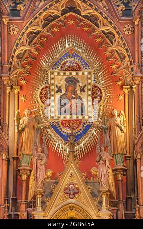 VIENNA, AUSTIRA - JUNI 24, 2021: La Madonna sull'altare nella chiesa Marienkirche di Massimiliano Schmalzl dal 19. Sec. Foto Stock