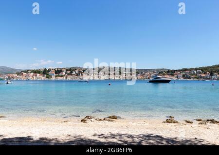 Rogoznica, Croazia-06 luglio 2021: Bella Rogoznica, piccola città di pescatori nella Dalmazia centrale, famosa per il suo turismo nautico e mare limpido e blu Foto Stock