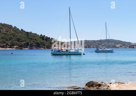 Rogoznica, Croazia-06 luglio 2021: Barche a vela ancorate nella splendida baia turchese e poco profonda di Rogoznica, Croazia, popolare turista e nautica Foto Stock