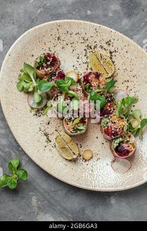 Rotoli di carta di riso vietnamita. Cucina asiatica. Rulli a molla Foto Stock