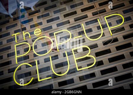 La luce al neon del Pop-Up Club a Manchester Foto Stock