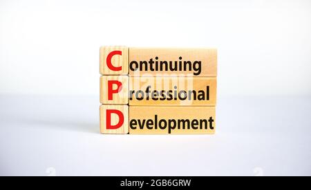 CPD, simbolo di sviluppo professionale continuo. Blocchi di legno con parole CPD, continuo sviluppo professionale su bello sfondo bianco. Busi Foto Stock