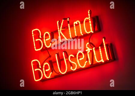 Essere gentile essere utile neon segno a Leeds Foto Stock