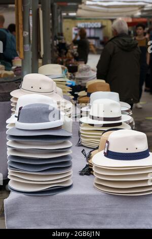 Nel mercato di Shambles, York, Inghilterra, una varietà di cappelli di Panama sono esposti per la vendita, North Yorkshire, Inghilterra, Regno Unito. Foto Stock