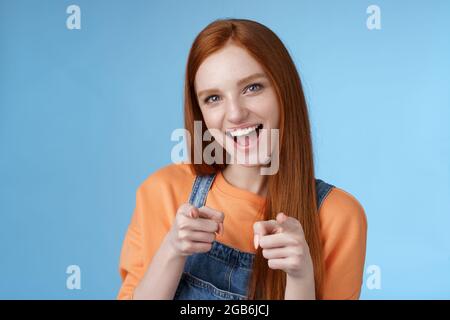 I miei congrati. Sassy fiducioso entusiasta giovane attraente zenzero ragazza blu occhi puntando le pistole dito macchina fotografica sorridente ampiamente allegra amico ha fatto Foto Stock