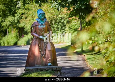 Barrowford villaggio civile parrocchia Pendle distretto di Lancashire, Inghilterra. Accusato di essere una strega Alice Nutter statua Roughlee Foto Stock