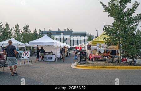 Canmore, Alberta, Canada – 29 luglio 2021: I venditori aprono le loro cabine nel mercato all'aperto Foto Stock