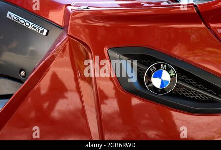 Un primo piano del logo BMW su una moto BMW parcheggiata a Santa Fe, New Mexico. Foto Stock