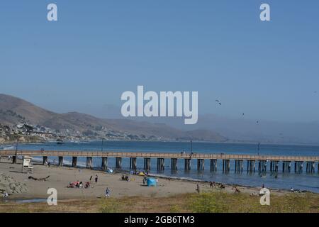 Cayucos state Beach con il molo di Cayucos sulla baia di estero. Nella contea di San Luis Obispo, California Foto Stock