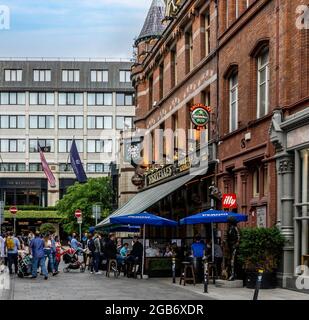 Cena all'aperto su Harry Street a Dublino, Irlanda. Alcune parti della strada sono state pedonali per incoraggiare la cena all'aperto come una misura legata al covid Foto Stock