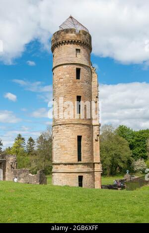 La torre e parte delle mura rovinate del tardo 18 ° secolo ex Castello di Eglinton, ora parte di Eglinton Country Park a Kilwinning, N. Ayrshire. Foto Stock