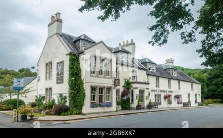 Il Loch Lomond Arms, una locanda del 17 ° secolo ristrutturata nel 2012, a Luss, Argyll e Bute, Scozia. Foto Stock