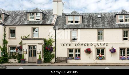 Il Loch Lomond Arms, una locanda del 17 ° secolo ristrutturata nel 2012, a Luss, Argyll e Bute, Scozia. Foto Stock