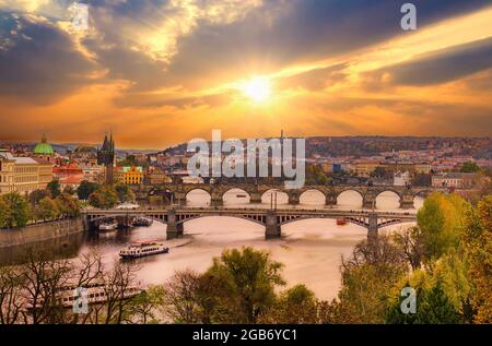 Vista panoramica sul ponte del fiume Vltva e tramonto a Praga, Repubblica Ceca Foto Stock