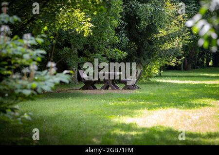 due panchine di legno e un tavolo in un parco Foto Stock