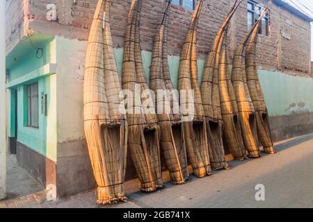 Imbarcazioni tradizionali a canna da canna a Huanchaco, Perù. Foto Stock