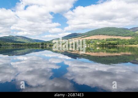Kinlochard, Loch Ard Reflections (guardando a ovest), Aberfoyle, Stirling, Scozia, Regno Unito Foto Stock