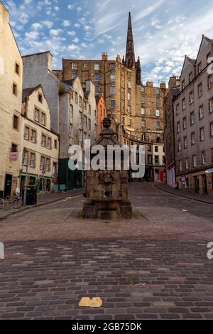 West Bow si dirige verso West Bow, Victoria Street, nel centro storico di Grassmarket a Edimburgo, Scozia, Regno Unito Foto Stock