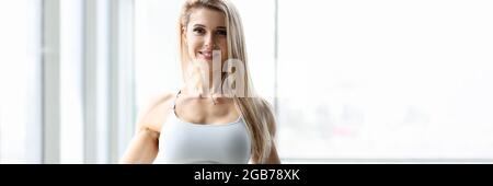 Donna sportiva sorridente con bella figura Foto Stock