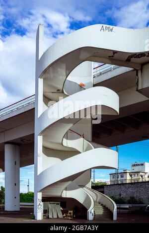 Scala pedonale presso l'iconico ponte Pylon sulla City Highway Ludwigshafen am Rhein/Germania, costruito nel 1959. Foto Stock