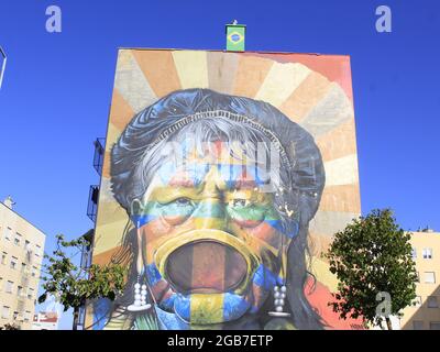 Lisbona, Portogallo. 2 agosto 2021. (INT) il murale dell'artista Eduardo Kobra raffigura Raoni Metuktire a Lisbona. 2 agosto 2021, Lisbona, Portogallo: Il murale dell'artista Eduardo Kobra ritraoni Metuktyre, leader indigeno brasiliano del gruppo etnico Caiapo, in un edificio in via Alberto Jose Pessoa, a Lisbona, Portogallo, lunedì (2). Il lavoro sottolinea l'importanza delle popolazioni indigene come rappresentanti di un patrimonio culturale che non è solo brasiliano, ma comune a tutti i paesi dell'America Latina. Credit: ZUMA Press, Inc./Alamy Live News Foto Stock