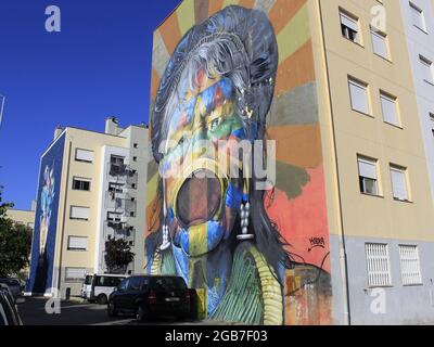 Lisbona, Portogallo. 2 agosto 2021. (INT) il murale dell'artista Eduardo Kobra raffigura Raoni Metuktire a Lisbona. 2 agosto 2021, Lisbona, Portogallo: Il murale dell'artista Eduardo Kobra ritraoni Metuktyre, leader indigeno brasiliano del gruppo etnico Caiapo, in un edificio in via Alberto Jose Pessoa, a Lisbona, Portogallo, lunedì (2). Il lavoro sottolinea l'importanza delle popolazioni indigene come rappresentanti di un patrimonio culturale che non è solo brasiliano, ma comune a tutti i paesi dell'America Latina. Credit: ZUMA Press, Inc./Alamy Live News Foto Stock