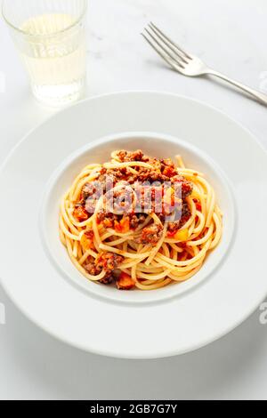 Spaghetti alla Bolognese piatto di pasta italiana con parmigiano stagionato e vino bianco - FOODPIX BIANCO Foto Stock