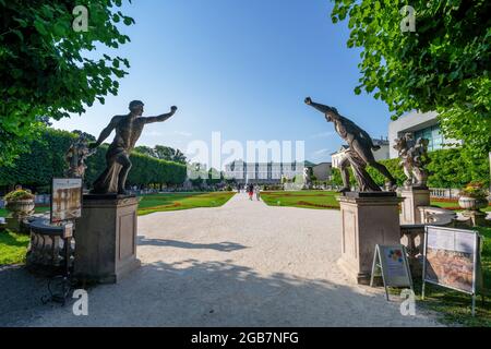 Salisburgo, Austria; 28 luglio 2021 - Vista sui giardini pubblici che sono liberi di entrare al Palazzo Mirabell. Fu costruito nel 1606 dal principe-archbish Foto Stock