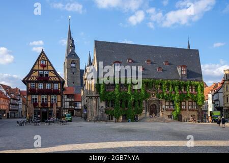 Quedlinburg, Germania; 31 luglio 2021 - è una città situata nella parte occidentale della Sassonia-Anhalt, Germania. Nel 1994, il castello, la chiesa e la città vecchia sono stati aggiunti t Foto Stock