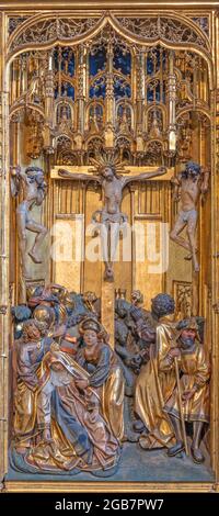 VIENNA, AUSTRIA - JULI 5, 2021: Pannello di crocifissione come dettaglio da ali gotiche intagliate altare nella Chiesa dell'Ordine Teutonico o Deutschordenkirche Foto Stock