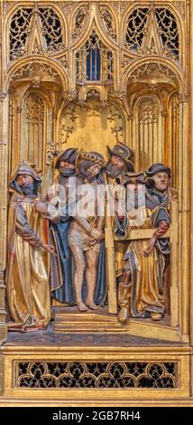 VIENNA, AUSTRIA - JULI 5, 2021: Gesù prima pannello di Pilato come dettaglio da ali gotiche intagliate altare nella Chiesa dell'Ordine Teutonico Foto Stock