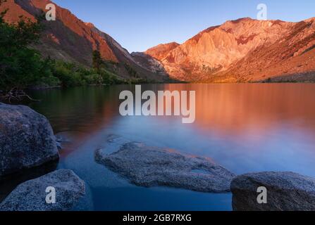 Alba al lago Convict nel Sierras orientale Foto Stock