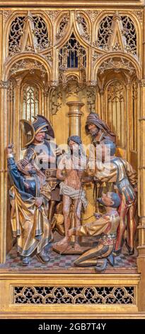VIENNA, AUSTRIA - JULI 5, 2021: Pannello di Flagellazione di Gesù come dettaglio dalle ali gotiche intagliate altare nella Chiesa dell'Ordine Teutonico Foto Stock