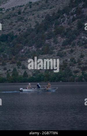 Pesca pre-alba sul lago Convict in California Foto Stock