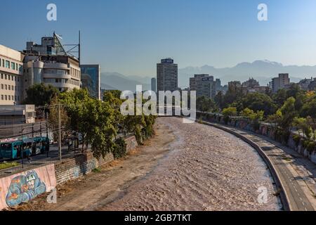 Il fiume Mapocho a Santiago, Cile Foto Stock