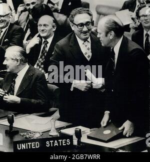 Bruxelles, Belgio. 05 maggio 1975. Il presidente DEGLI Stati Uniti GERALD FORD (destra), parla con il segretario di Stato americano HENRY KISSINGER, al centro, raffigurato durante la Conferenza del vertice NATO a Bruxelles. Sulla sinistra si trova IL Ministro degli esteri britannico JAMES CALLAGHAN. Credit: Keystone Press Agency/ZUMA Wire/Alamy Live News Foto Stock